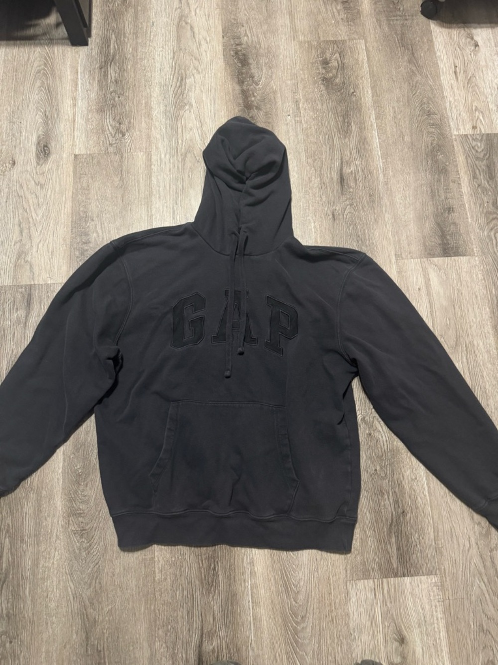 GAP Men's Charcoal Black Hooded Pullover with Embossed Logo Size Large